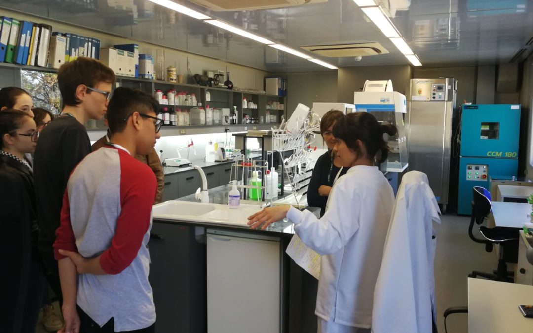 Alumnos del ciclo formativo de Técnico en Farmacia y Parafarmacia visitan Laboratorios Vilardell